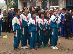 歓迎の歌を歌ってくれた海原県曹窪互人多希望小学の児童たち