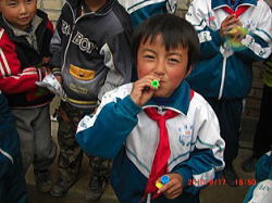 シャボン玉で遊ぶ海原県曹窪郷互人多希望小学の児童