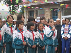 海原県曹窪郷互人多希望小学の児童たちによる歌の披露