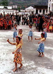 灌陽県互人多希望小学の児童たちによる歌舞の披露