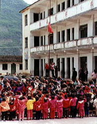 竣工式前の国旗掲揚。　手前にいるのは隣接した幼稚園の子どもたち