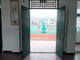 宣漢県君塘鎮洋烈中心校給食室から外を眺める